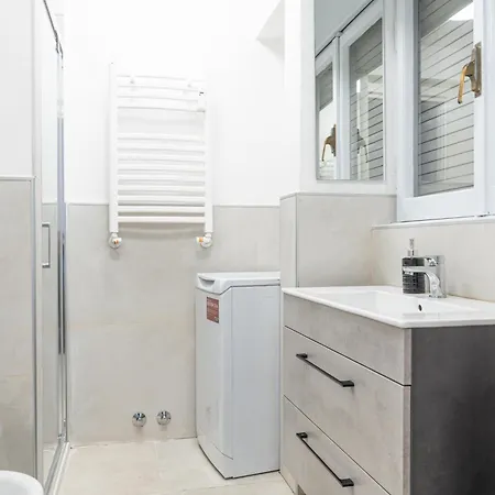 Lion Renting Marconi Apartman *
